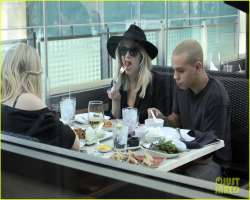 Ashlee Simpson eating non vegetarian food